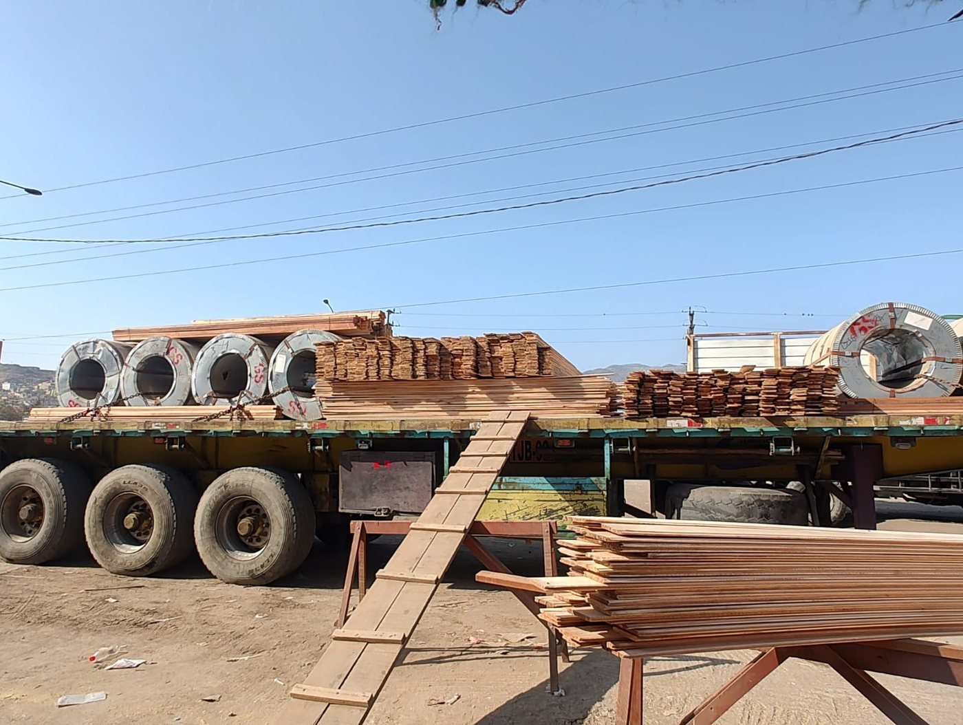 Tablas de madera para construcción cargadas para despacho